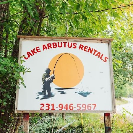 Arbutus Lake 3 Bedroom Cottage Traverse City Bagian luar foto