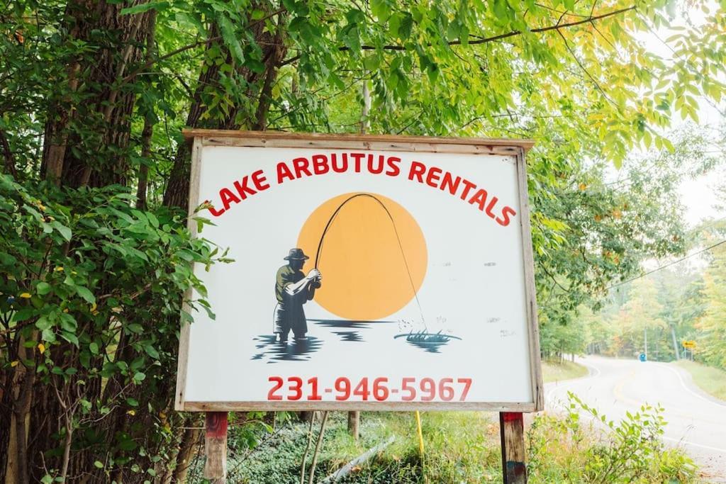 Arbutus Lake 3 Bedroom Cottage Traverse City Bagian luar foto