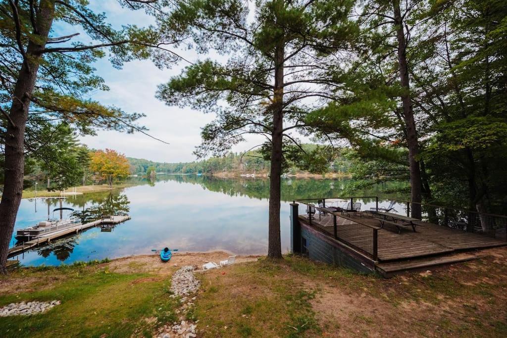 Arbutus Lake 3 Bedroom Cottage Traverse City Bagian luar foto