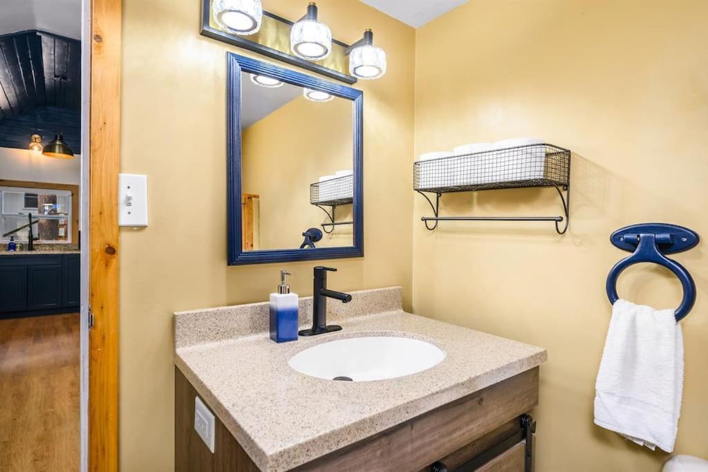 Arbutus Lake 3 Bedroom Cottage Traverse City Bagian luar foto