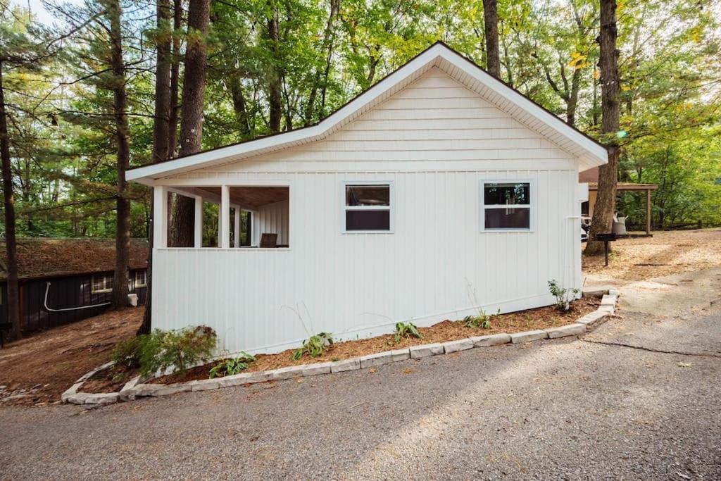 Arbutus Lake 3 Bedroom Cottage Traverse City Bagian luar foto