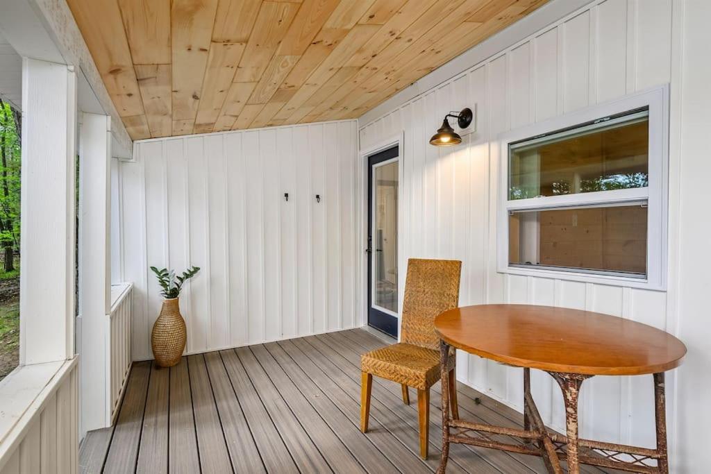 Arbutus Lake 3 Bedroom Cottage Traverse City Bagian luar foto