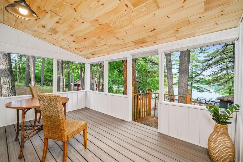 Arbutus Lake 3 Bedroom Cottage Traverse City Bagian luar foto